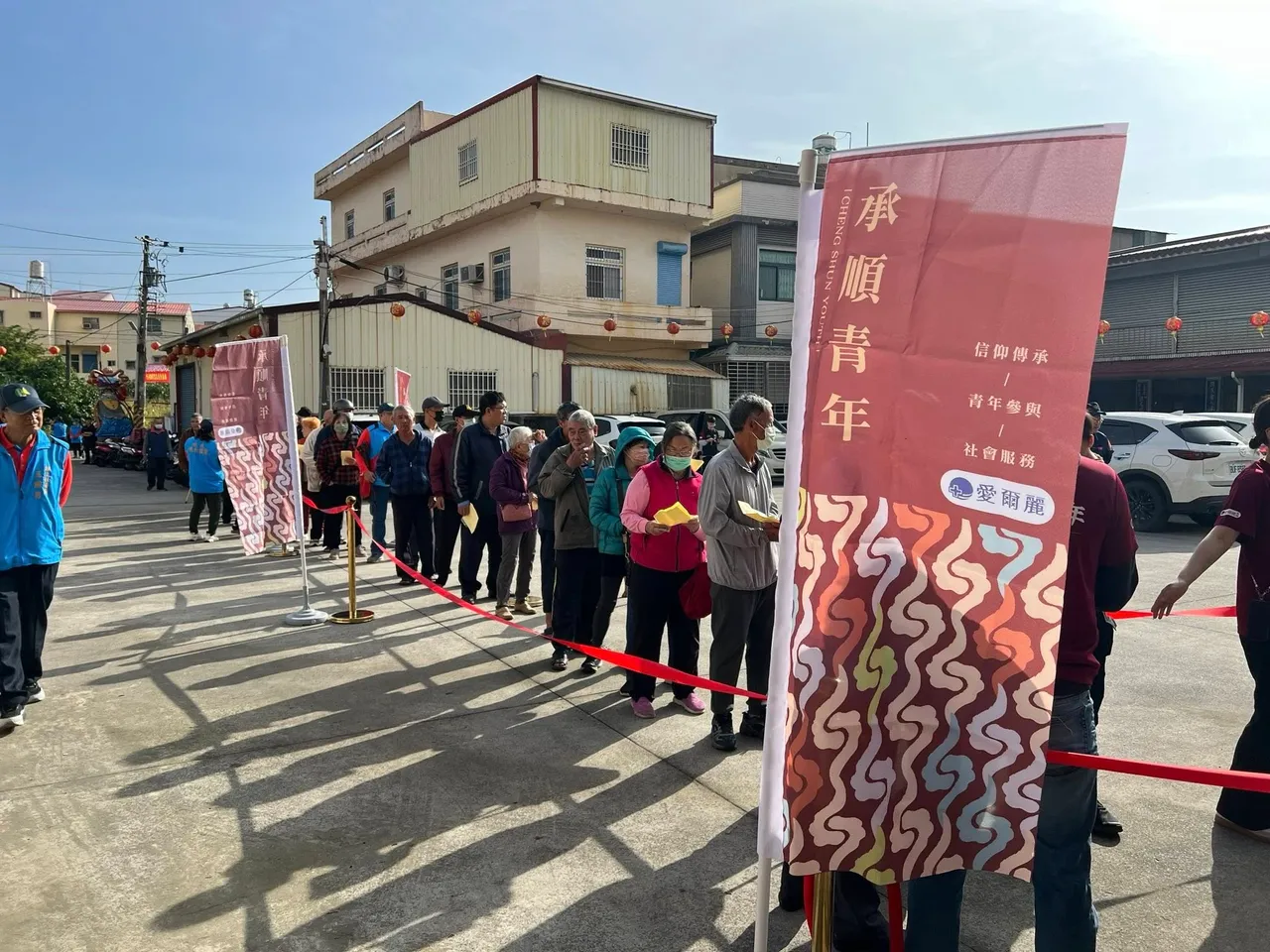 旗尾代天后宮人潮排成一條長長人龍。翻攝旗尾代天后宮臉書