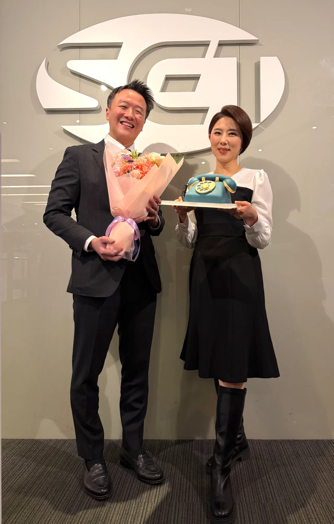 接棒的李正皓（左）送「電話」造型蛋糕，祝福許貴雅新節目流量爆線。三立提供