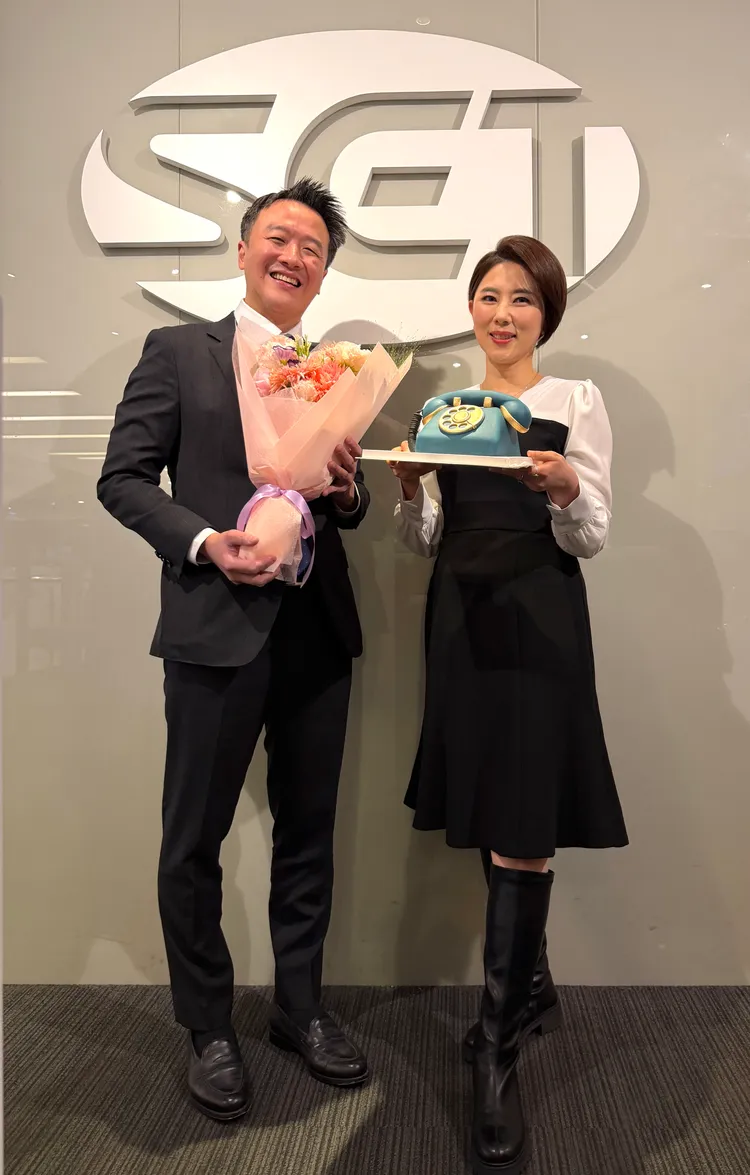 接棒的李正皓（左）送「電話」造型蛋糕，祝福許貴雅新節目流量爆線。三立提供