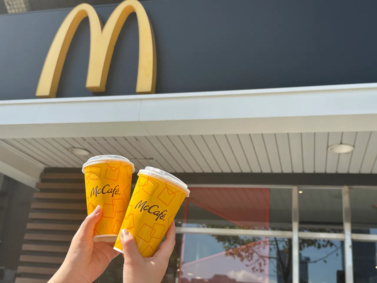 點心時段適用焦糖奶茶（冰）買1送1。麥當勞提供