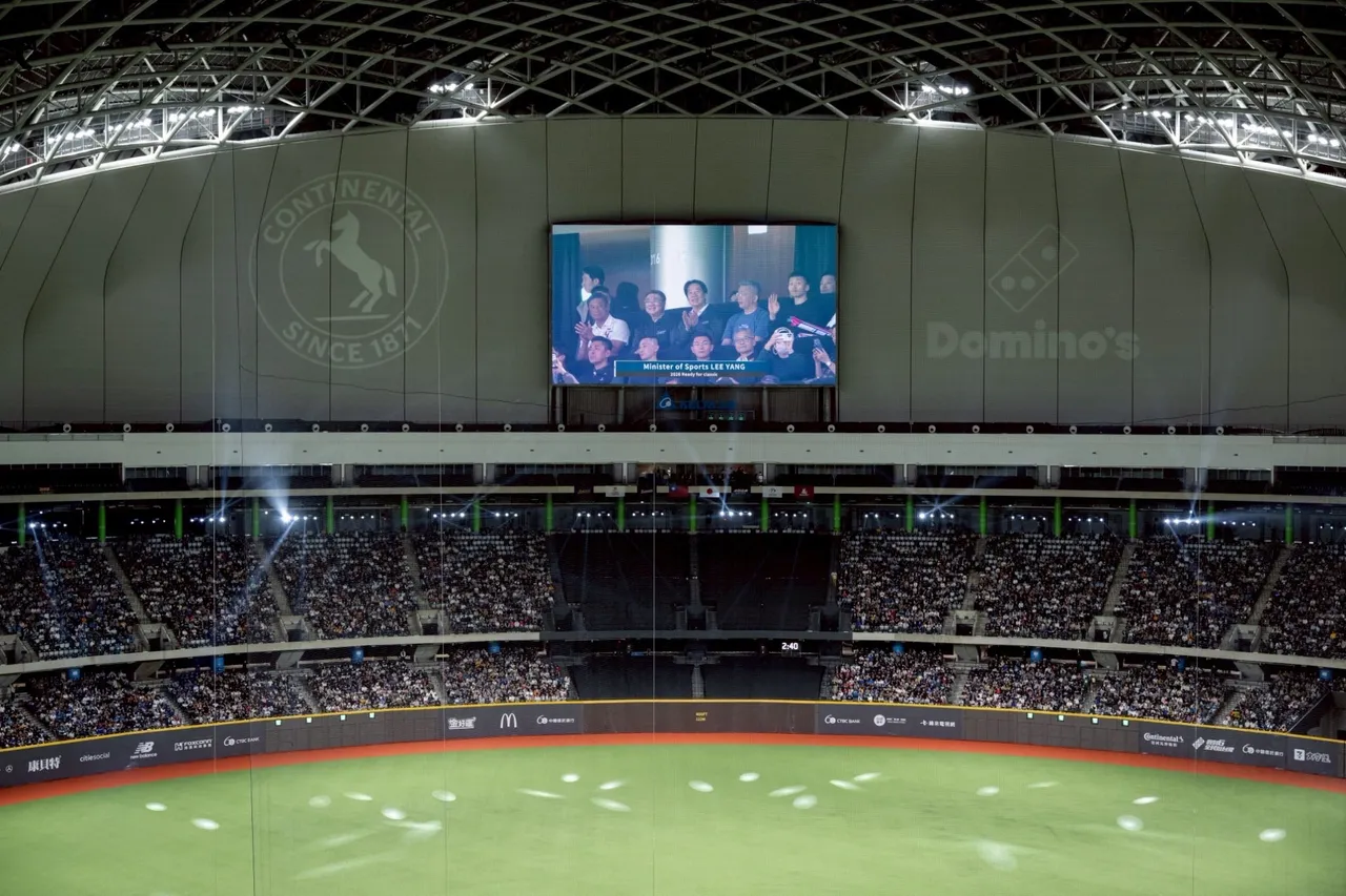 台日棒球國際交流賽昨日在台北大巨蛋開打，總統賴清德驚喜現身替台灣隊加油。翻攝賴清德臉書