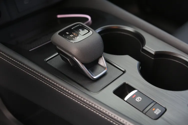 X-Trail採CVT變速箱搭配電子線傳排檔，擁有優異的傳輸效率及品質，排檔桿則採用電子線傳式，另搭配電子手煞車及Auto Hold。林浩昇攝