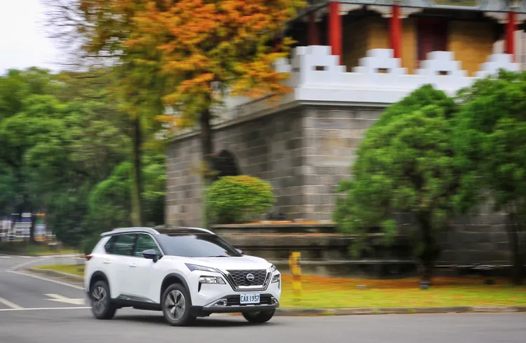 雖然X-Trail輕油電避震器採用長行程的舒適化取向，但仍舊帶有紮實路感及相當程度的路面資訊傳達，駕駛過程中能感受到沉穩下盤帶來的操駕信心。林浩昇攝