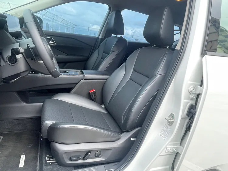 旗艦版雙前座配有8向電動調整座椅，並均附有2組記憶功能。林浩昇攝