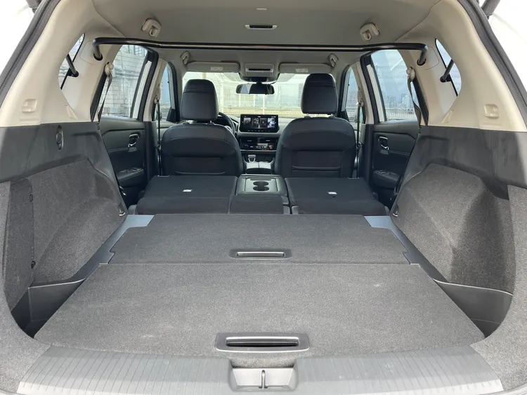 行李廂空間平整且方正，容積也具有出色的水準，底板可巧妙豎立成為行李擋板，中階車型以上標準配備足踢感應電動尾門。林浩昇攝