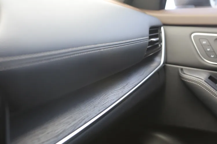 中控台在中高階車款上覆有軟質皮革，搭配深色木紋飾板之後整體質感相當出色。林浩昇攝