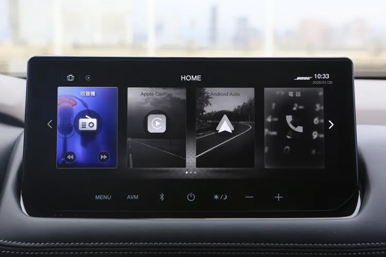 主畫面支援客製化版面，左側快捷鍵整合導航、音樂、電話與設定選單，駕駛能依需求快速操作，整體使用流暢順手。林浩昇攝