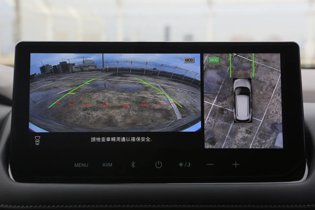 360環景系統為領航與旗艦版標配，大螢幕可同時分割呈現前後及全車環景畫面，距離與障礙物判讀清楚，停車與倒車更安心。林浩昇攝