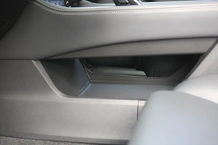 鞍座下方的置物空間設計貼近家庭需求，可收納衛生紙與日常隨身物品，讓車內保持整潔便利。林浩昇攝