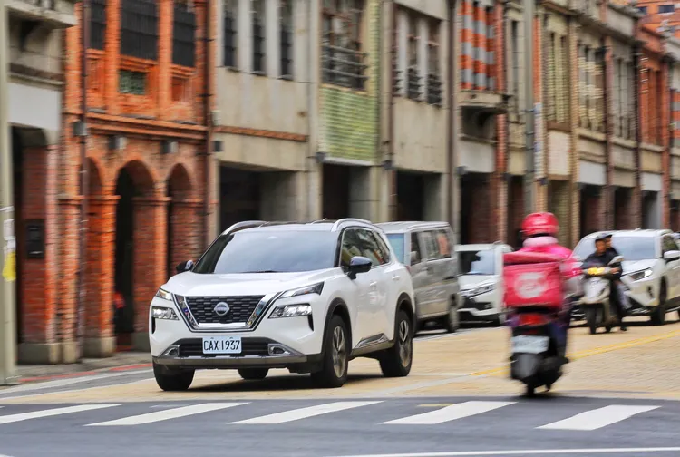 實際駕馭X-Trail輕油電發現起步幾乎感受不到的動力空窗，轉速爬升過程更是相當從容線性，同時也提供不俗的低轉速扭力揮灑，在市區路況相當好用。林浩昇攝