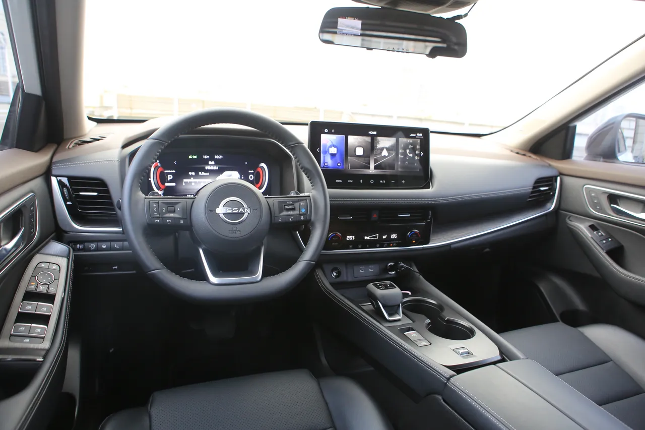 中控台將儀表、導航與車輔系統資訊整合於雙螢幕顯示，搭配抬頭顯示器，讓駕駛行車時視線轉移更少，更專注於路況。林浩昇攝