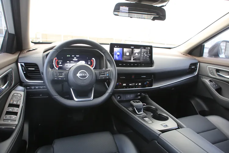 中控台將儀表、導航與車輔系統資訊整合於雙螢幕顯示，搭配抬頭顯示器，讓駕駛行車時視線轉移更少，更專注於路況。林浩昇攝