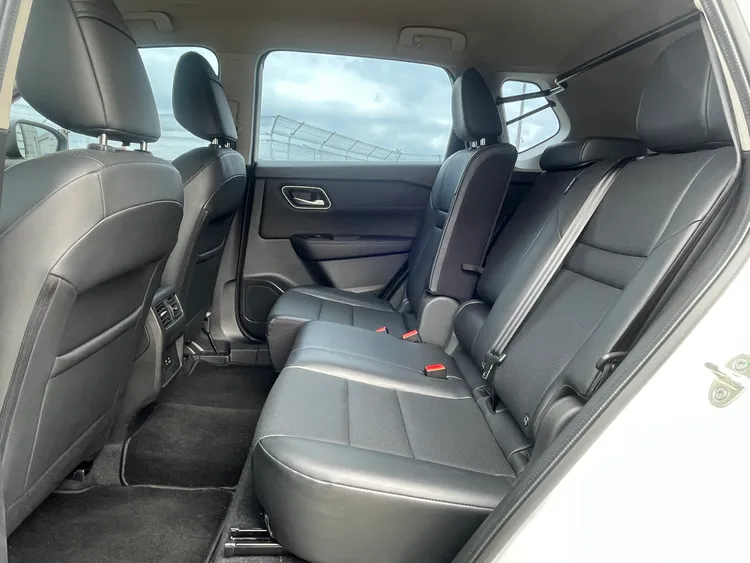 後座有合理寬敞的空間，座椅本身可進行前後滑移，椅背也提供七段角度調整，並且附有後座出風口及USB插座。林浩昇攝