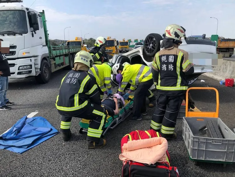 消防人員現場救護。桃園市消防局提供