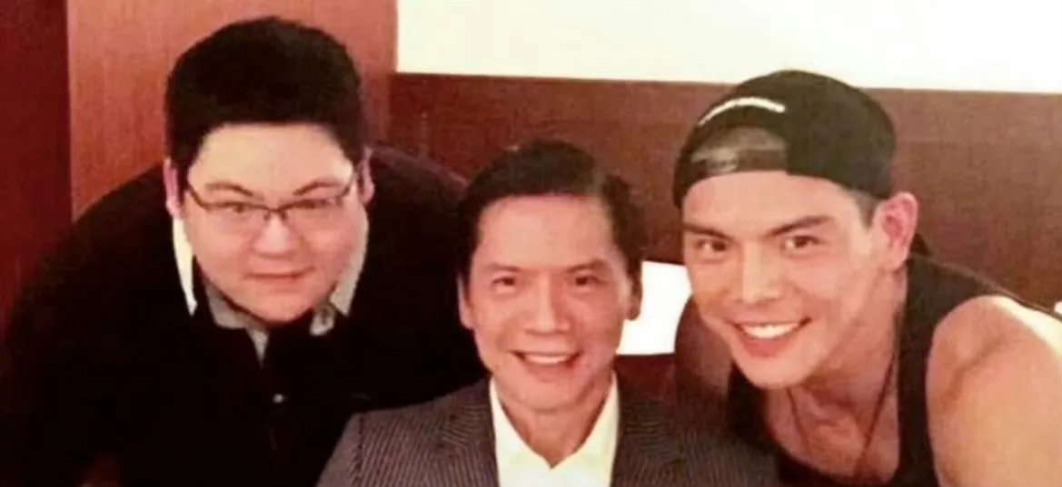 向佑（左）不滿家產分配，多次想與爸爸向華強（中）溝通遭拒，右為向佐。翻攝自微博