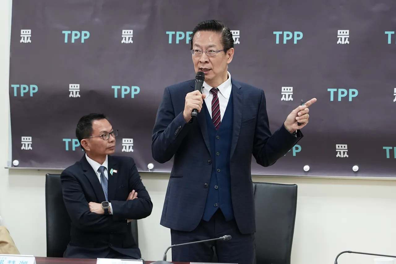 民眾黨「人民優先 民生優先」優先法案記者會 王安祥(右)、陳清龍。彭欣偉攝