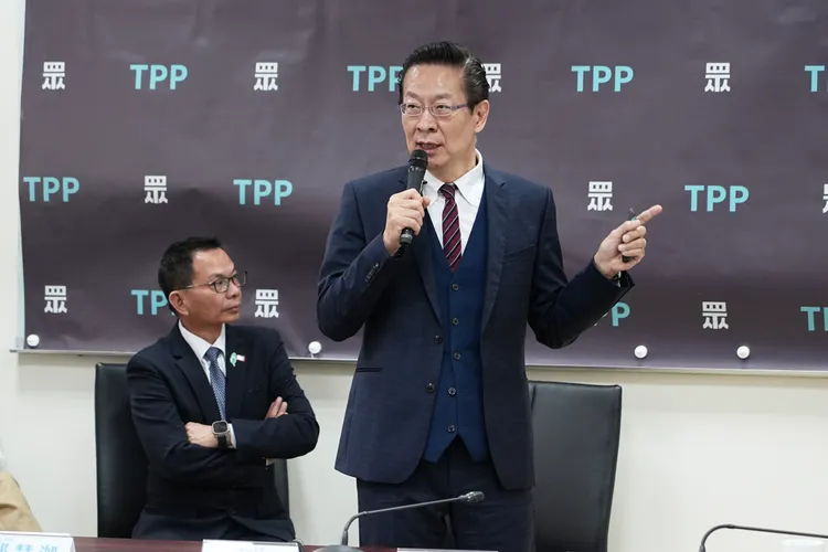 民眾黨「人民優先 民生優先」優先法案記者會 王安祥(右)、陳清龍。彭欣偉攝