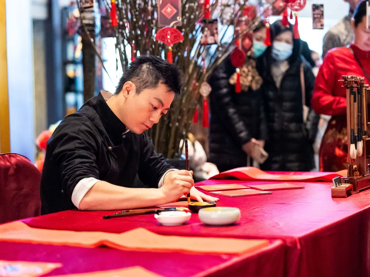 飯店特邀書法名家李宣鴻於大年初二親臨揮毫，將蒼勁墨寶與新春祝福分享予賓客，展現深厚的人文藝術底蘊。台北遠東香格里拉提供