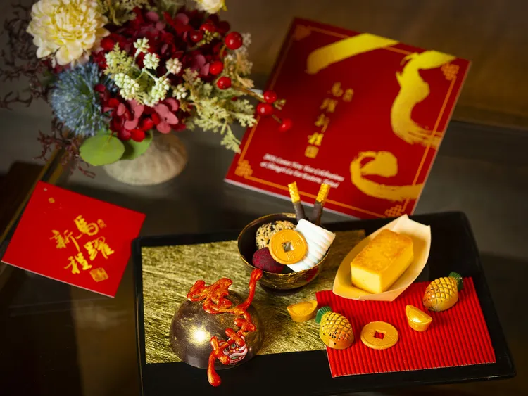 台北遠東香格里拉「馬上有旺來」住房專案限定迎賓禮包含「福」字慶賀甜點、藏有「金元寶」的黑金禮盒及「鳳梨酥」，感受熱情的亞洲式款待。台北遠東香格里拉提供