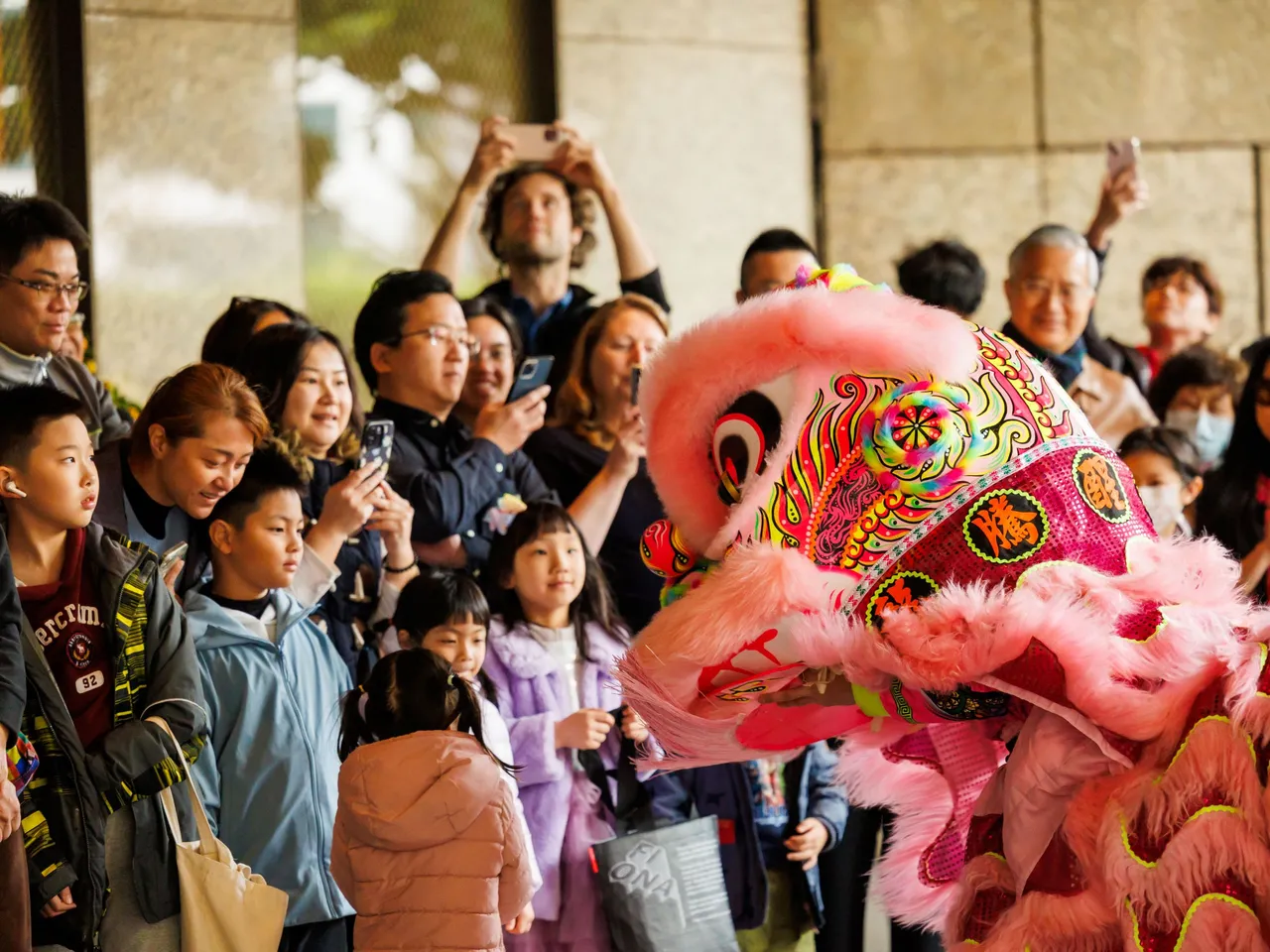 大年初一於飯店大廳舉辦鑼鼓喧天的開年慶典，以震撼鼓聲迎接馬年，祈願萬事順遂、馬到成功。台北遠東香格里拉提供