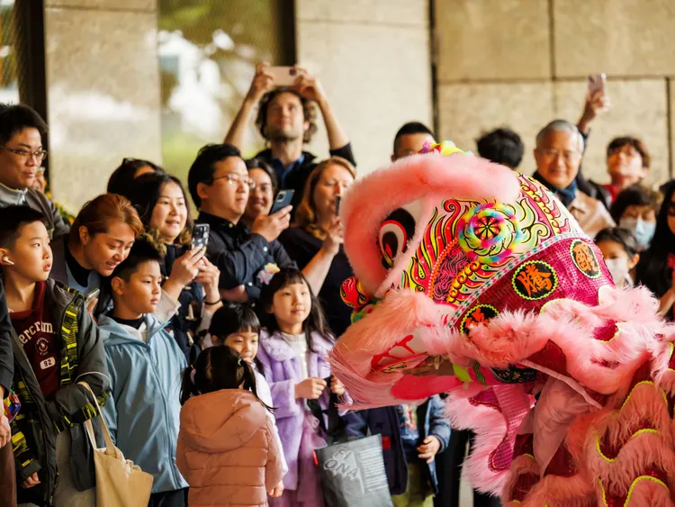 大年初一於飯店大廳舉辦鑼鼓喧天的開年慶典，以震撼鼓聲迎接馬年，祈願萬事順遂、馬到成功。台北遠東香格里拉提供