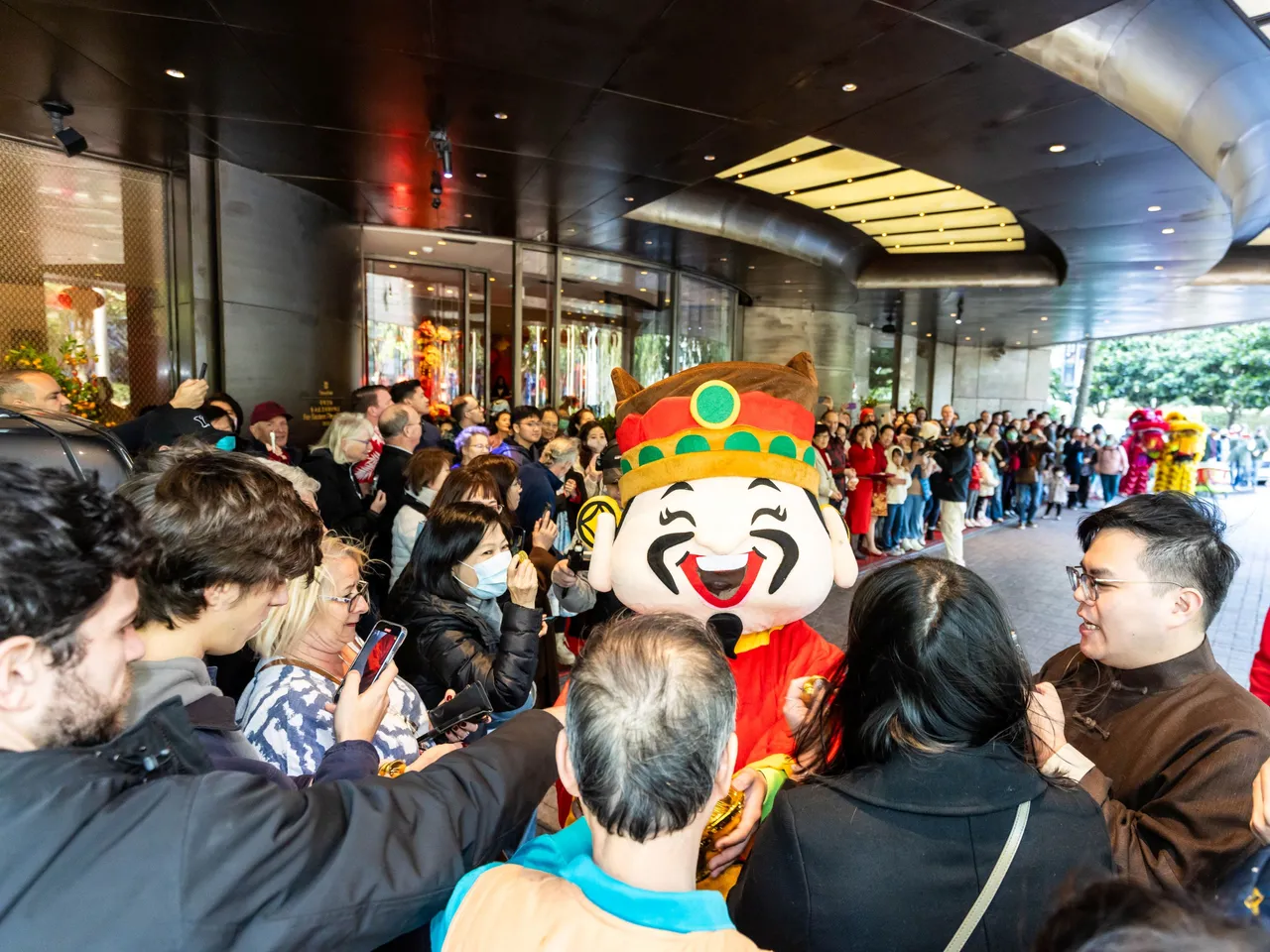 財神爺於開年慶典期間驚喜現身發送喜報福糖，與國內外旅客熱鬧互動，分享招財進寶的祝福。台北遠東香格里拉提供