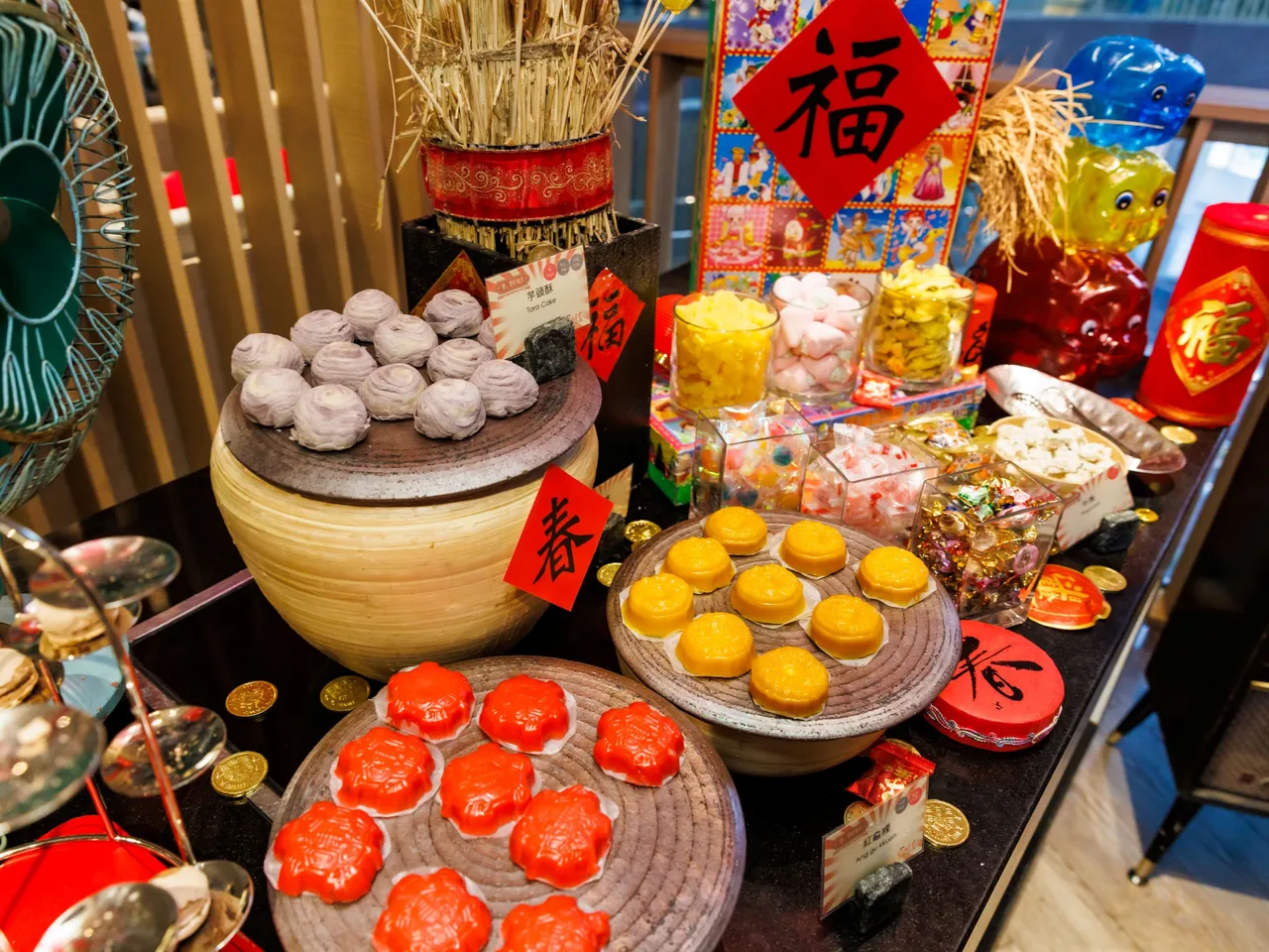 遠東Café於春節期間呈獻寰宇美饌百匯，一系列的開運佳餚將依現場公告輪替供應。台北遠東香格里拉提供