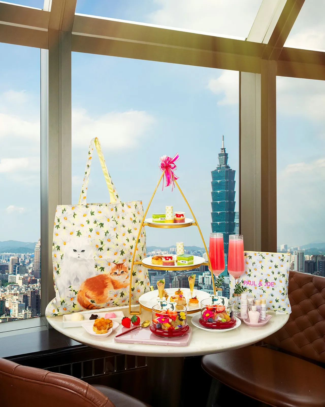 馬可波羅酒廊與 PAUL & JOE 聯名推出「花漾巴黎」下午茶，每套1480+10%元。點用即贈市值3465元「貓之日明星旅行七件組」，送完為止。台北遠東香格里拉提供