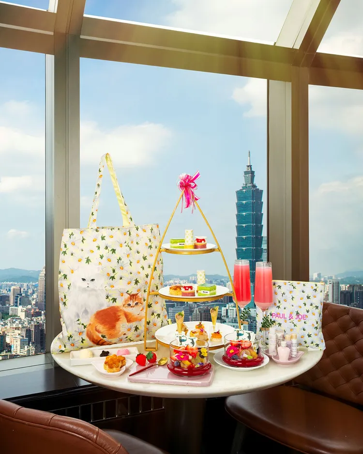 馬可波羅酒廊與 PAUL & JOE 聯名推出「花漾巴黎」下午茶，每套1480+10%元。點用即贈市值3465元「貓之日明星旅行七件組」，送完為止。台北遠東香格里拉提供