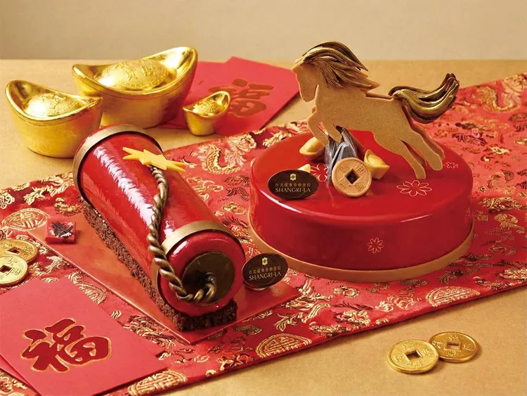 The Cake Room 因應馬年推出「駿馬桂花烏龍蛋糕」與「爆竹榛果巧克力莓果蛋糕」，結合在地食材與應景造型，售價1280元起。台北遠東香格里拉提供