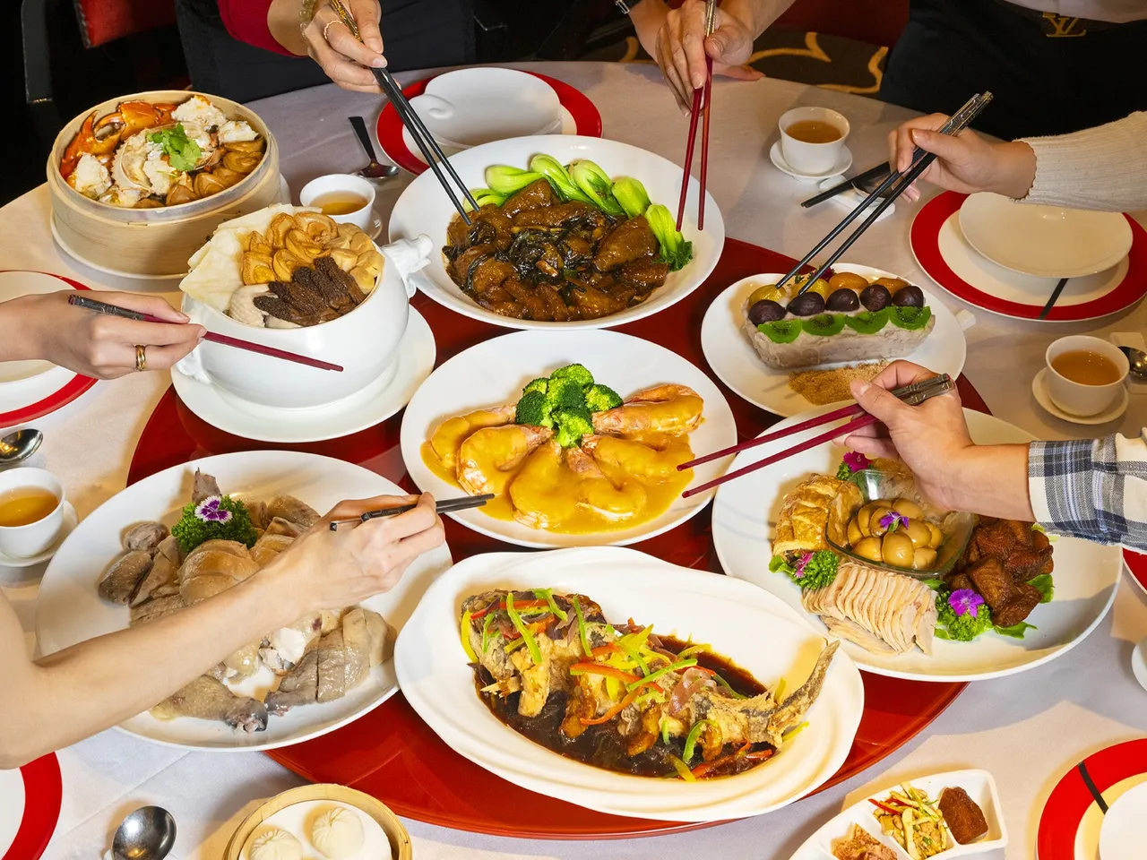 上海醉月樓由主廚呈獻「赤馬迎春」奢華套餐與一系列滬式佳餚，譜寫溫馨動人的團圓盛宴。台北遠東香格里拉提供