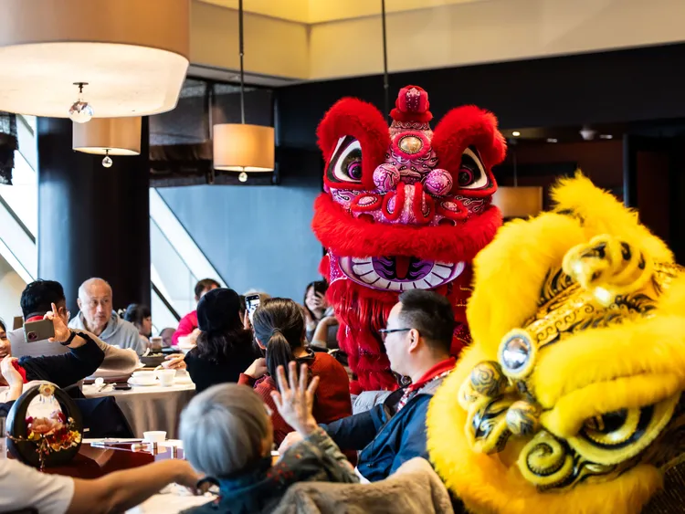 活靈活現的祥獅獻瑞巡迴各餐廳與賓客近距離互動，為闔家圍爐環境增添滿滿喜氣。台北遠東香格里拉提供