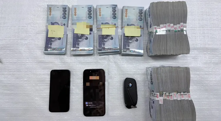 警方在車上起出現金新臺幣240萬元。翻攝畫面