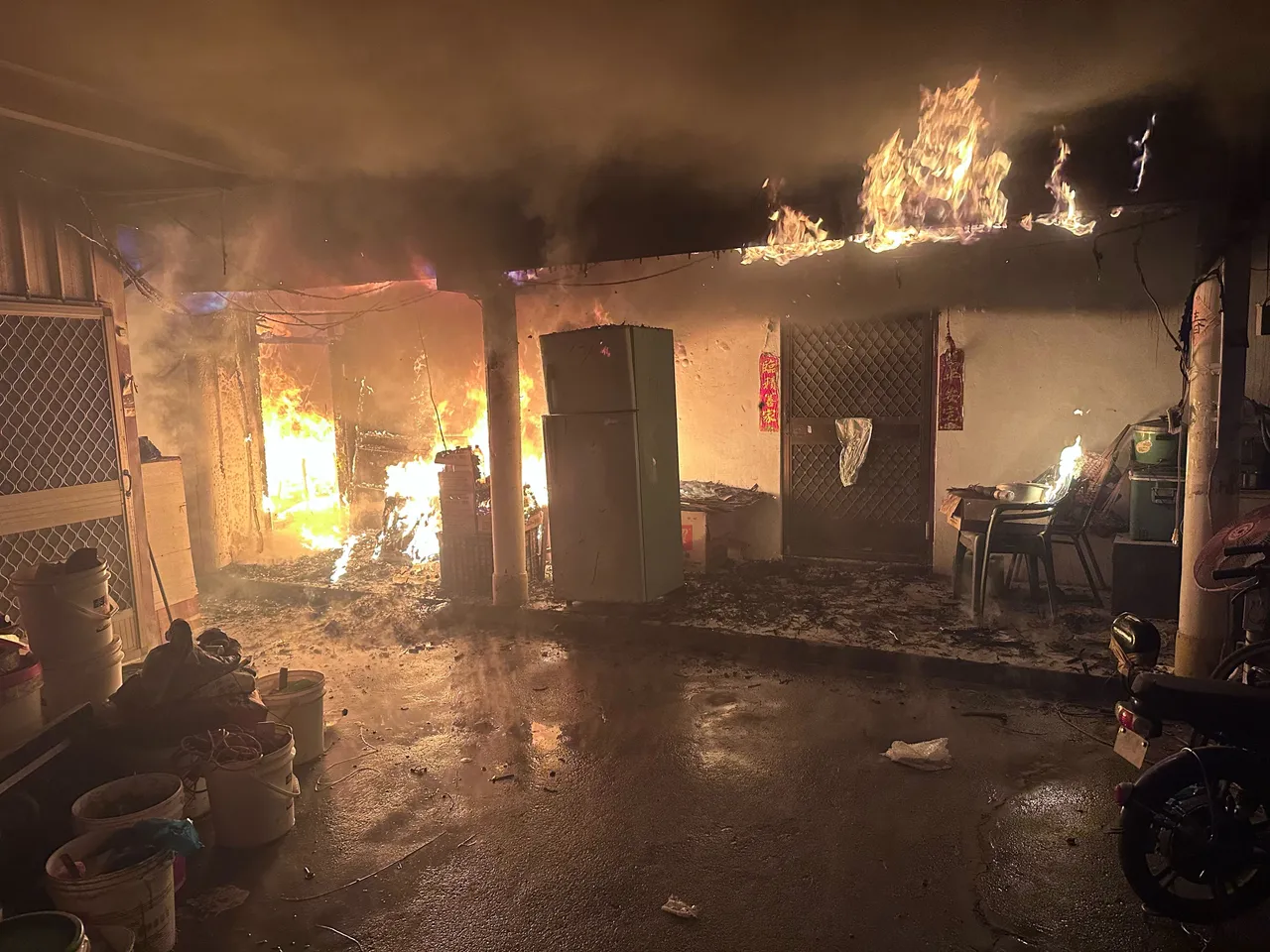 台東一間鐵皮屋半夜傳火警。消防局提供