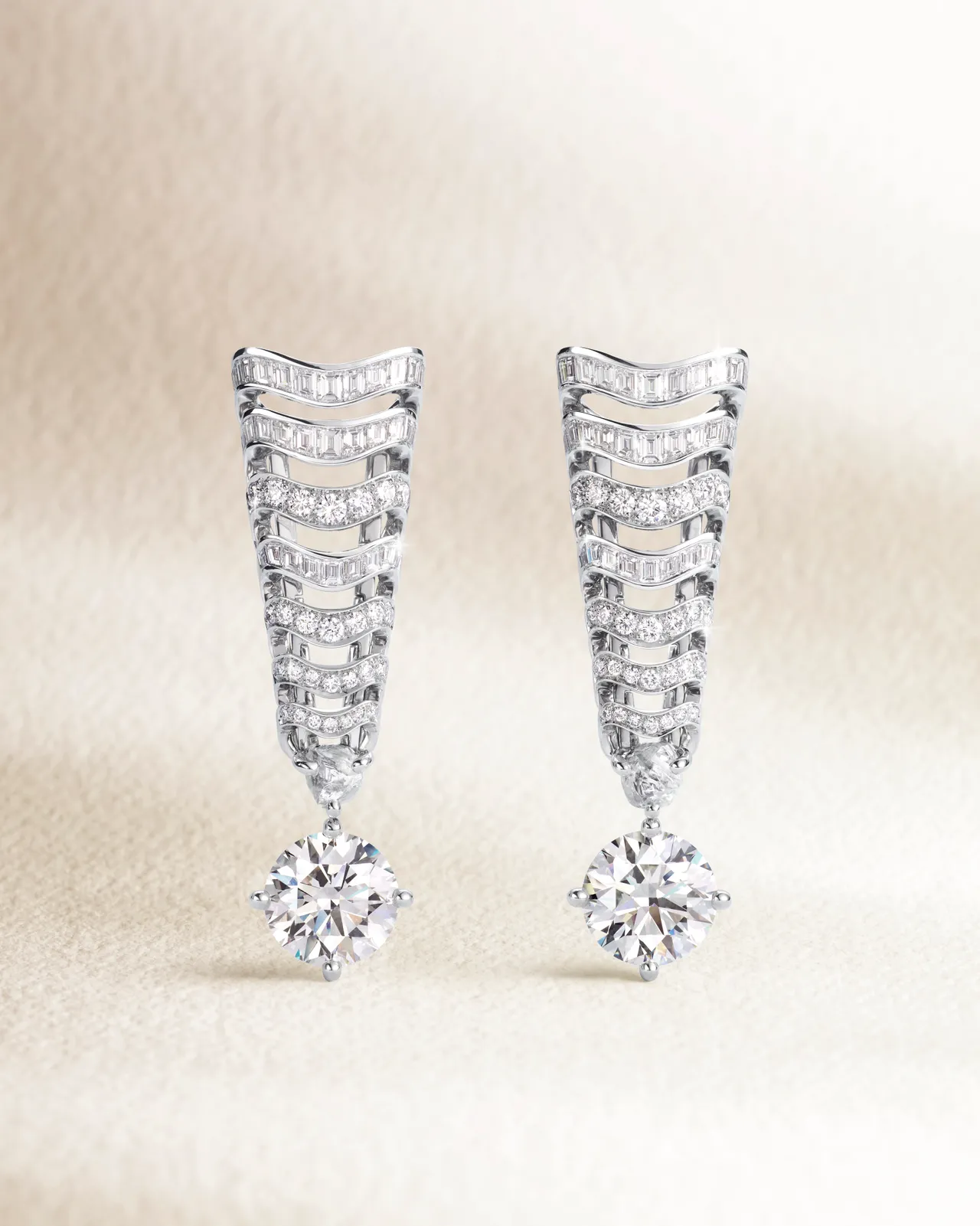 De Beers Vibrations高級珠寶系列Echo鑽石耳環。品牌提供