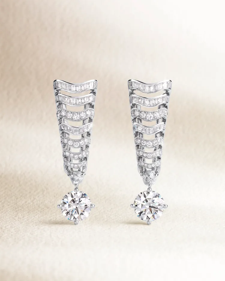 De Beers Vibrations高級珠寶系列Echo鑽石耳環。品牌提供