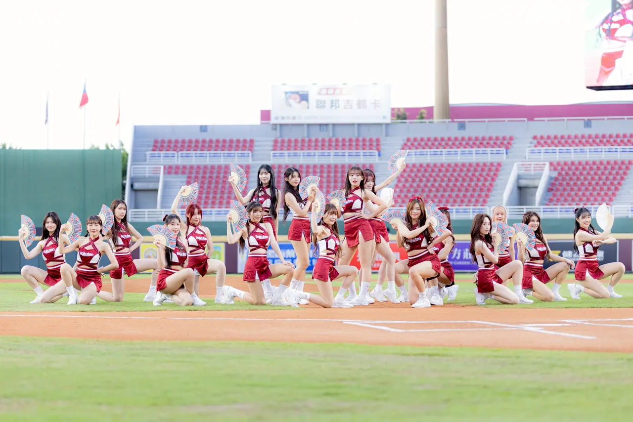 樂天女孩。樂天桃猿提供