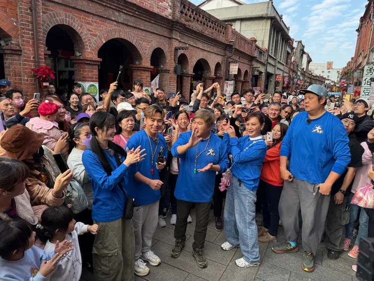 「胡蘭歐出任務」三位主持群攜手嘉賓舒子晨(左1)、哈孝遠(右1)與民眾同樂挑戰「鴻運噹頭」遊戲。華視提供