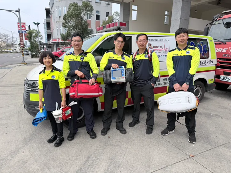 出勤的警義消救護人員。新竹縣消防局提供