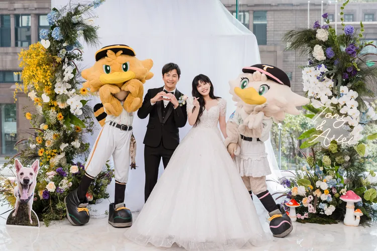 孫協志（左）、夏宇童與台鋼雄鷹吉祥物合影。經紀人提供