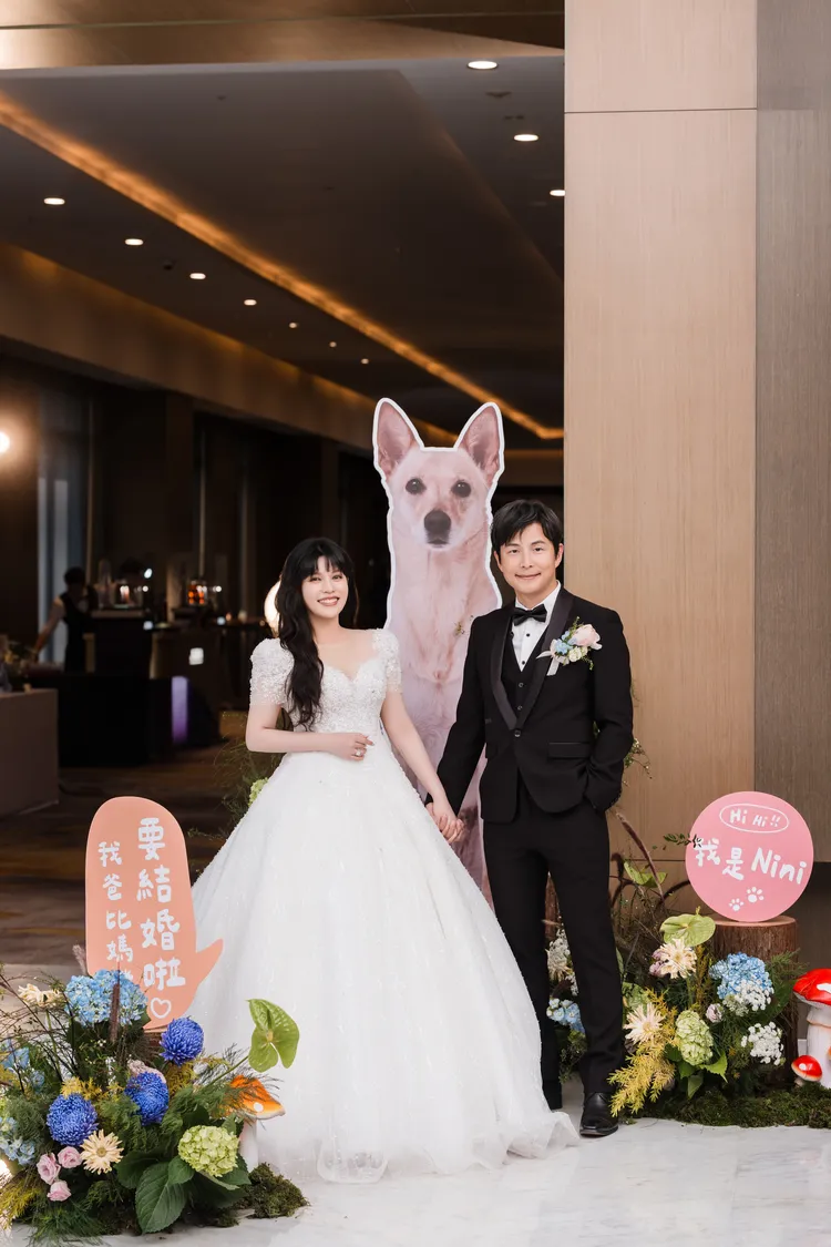 孫協志（右）、夏宇童的婚宴現場，迎賓區有一座高達近180公分的巨型愛犬NINI裝置。經紀人提供