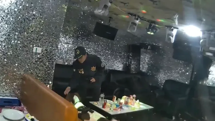 越籍人士租下鐵皮屋改成KTV，採「會員制」只提供越籍移工消費。民眾提供