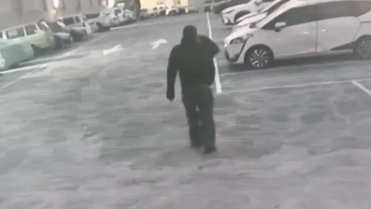 柯嫌行竊時，被監視器拍下身影。翻攝畫面