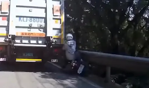 北宜騎士硬鑽大貨車右側　超車不成險成夾心餅！驚險畫面曝