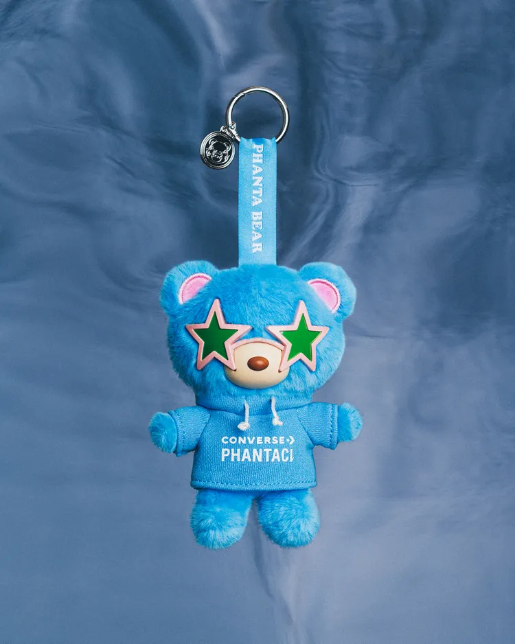 聯名鞋同步配有限定配色的PHANTABEAR毛絨熊公仔。品牌提供