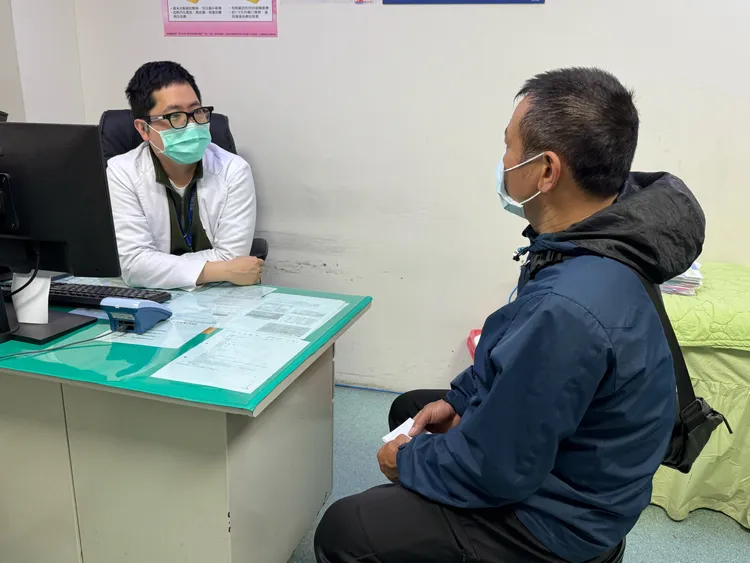 患者感謝吳坤達醫師把他的命救回來。李綜合醫院提供