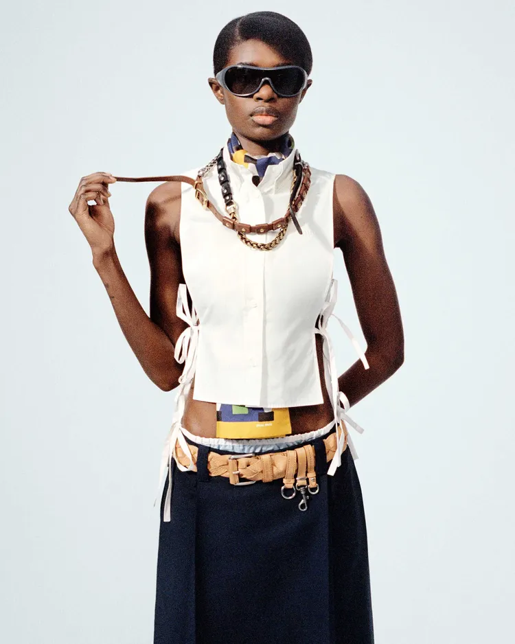 Miu Miu 2026春夏的重點單品「綁帶背心」。品牌提供