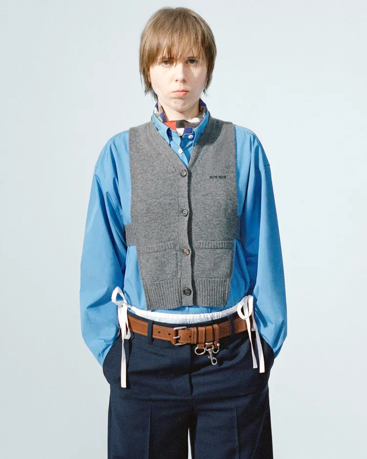 Miu Miu 2026春夏的重點單品「綁帶背心」。品牌提供