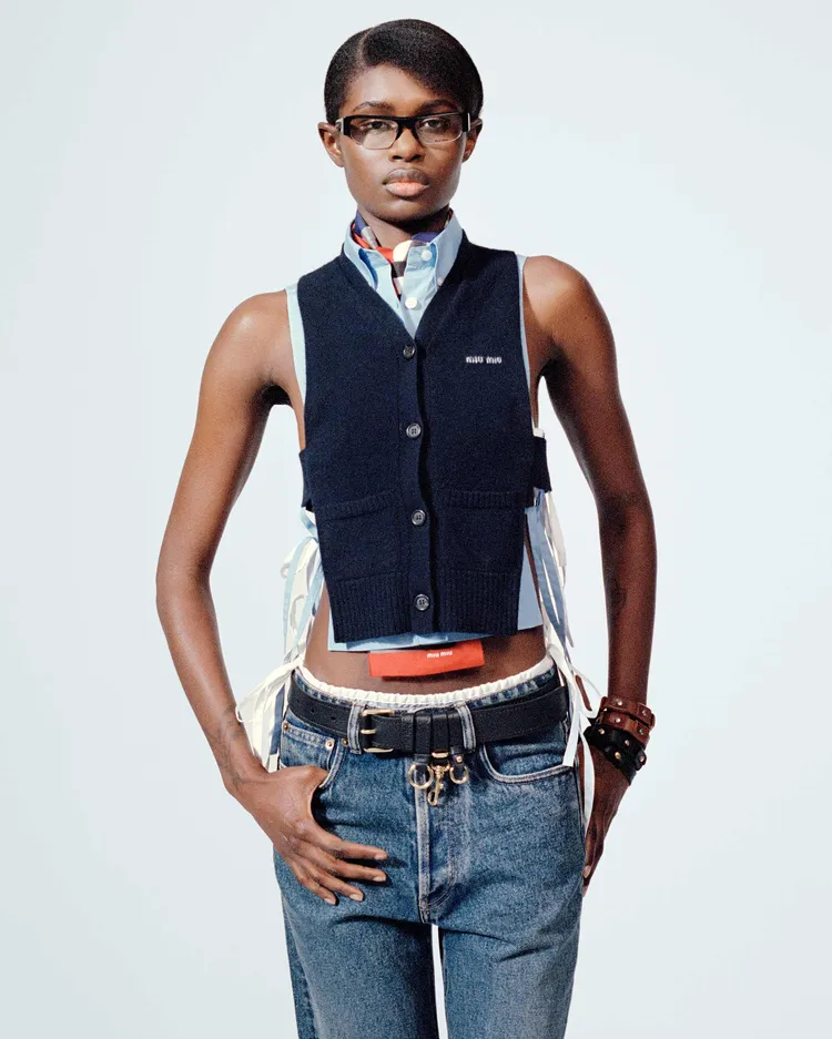 Miu Miu 2026春夏的重點單品「綁帶背心」。品牌提供