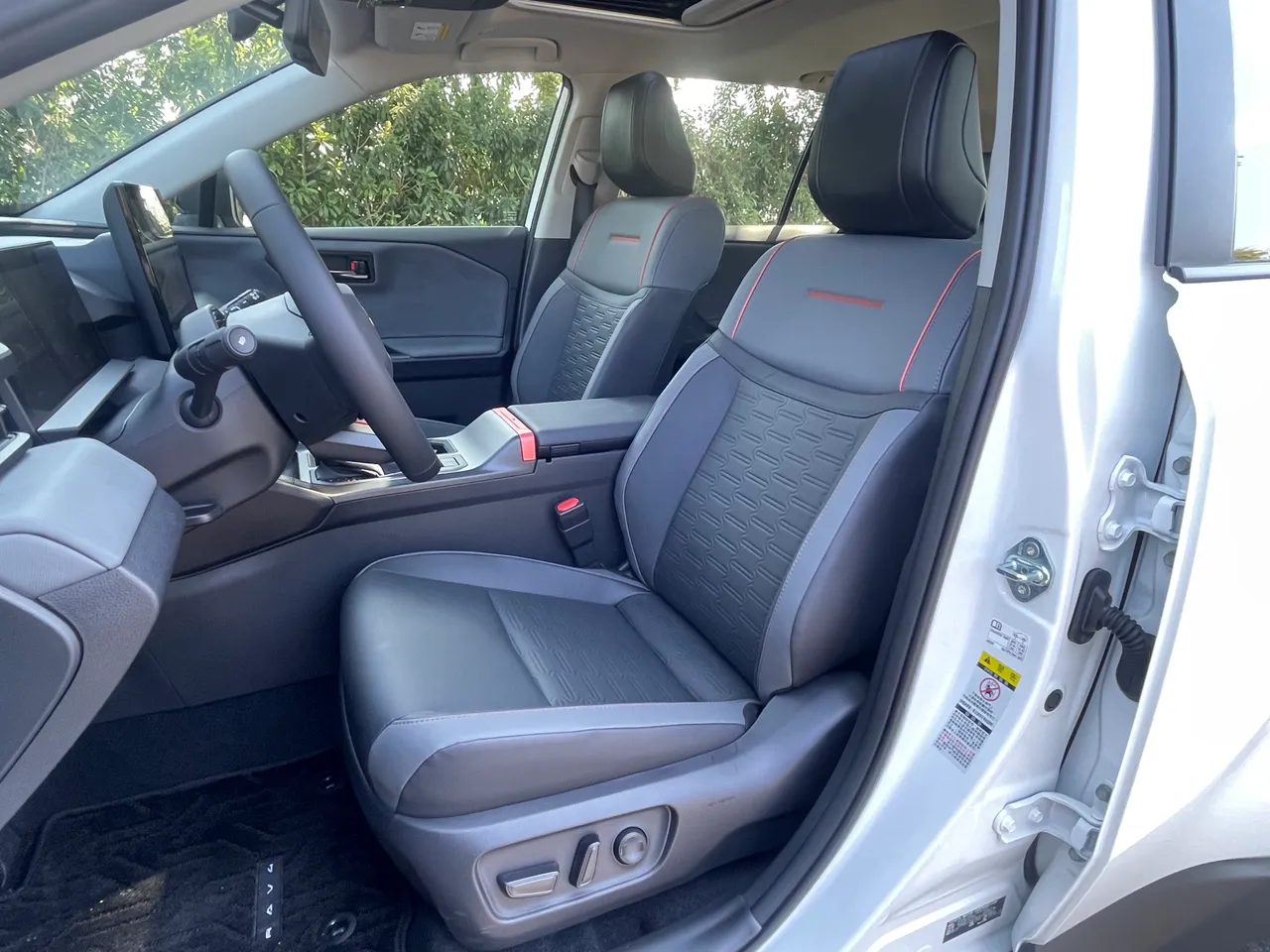 RAV4 ADVENTURE 前座座艙以橘色系飾條妝點，彰顯冒險風格與獨特識別感，座椅支援8向電動調整與加熱功能。林浩昇攝